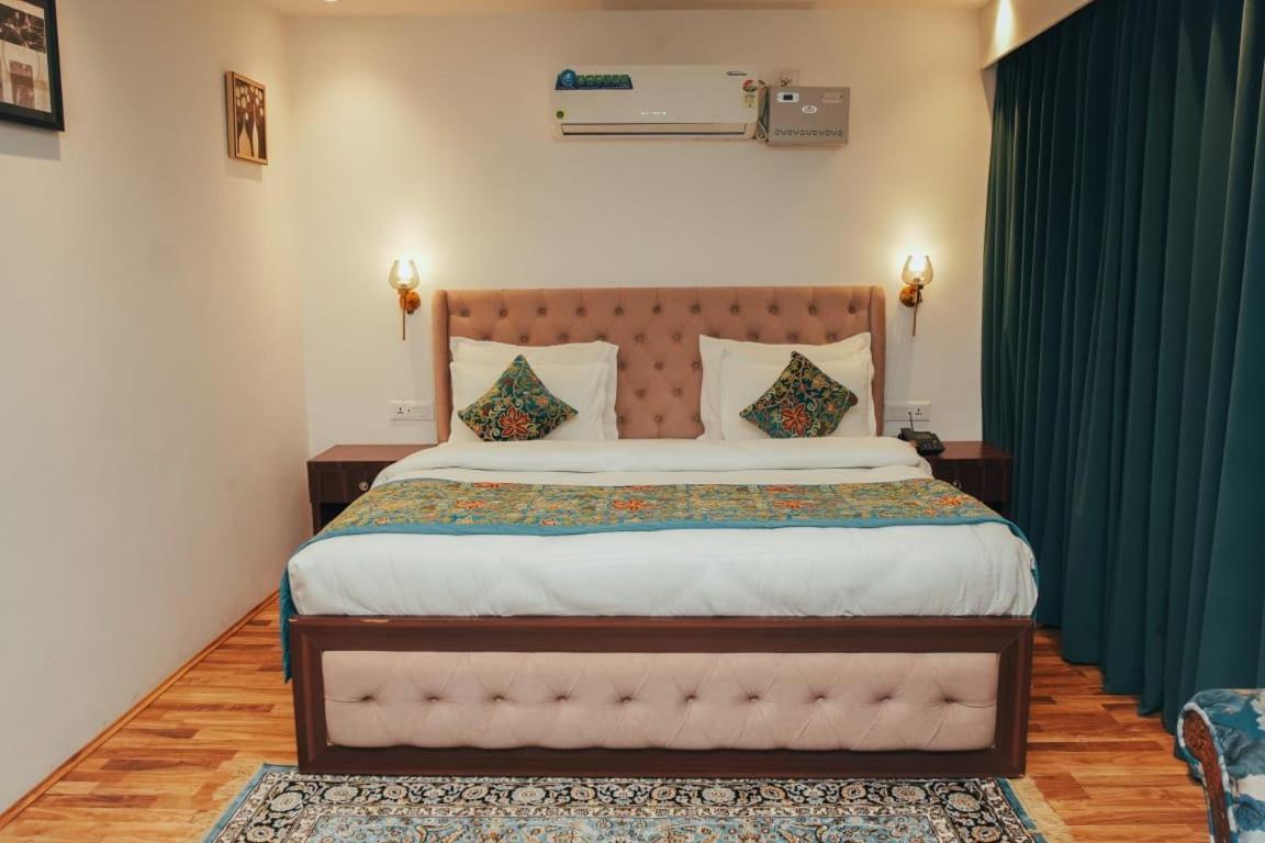Srinagar Group Of Hotels Exterior photo