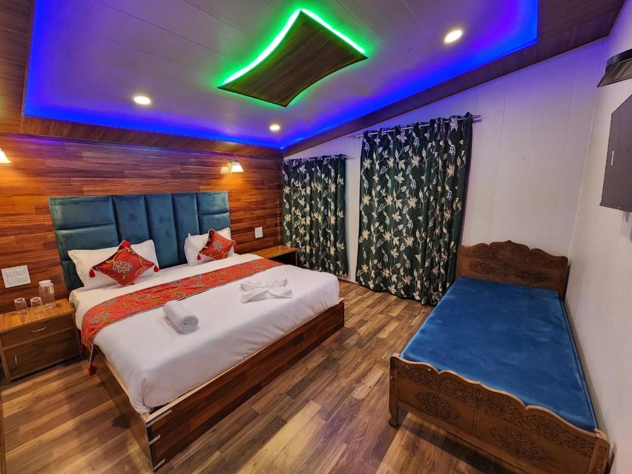 Srinagar Group Of Hotels Exterior photo
