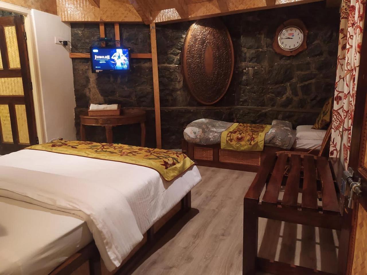Srinagar Group Of Hotels Exterior photo
