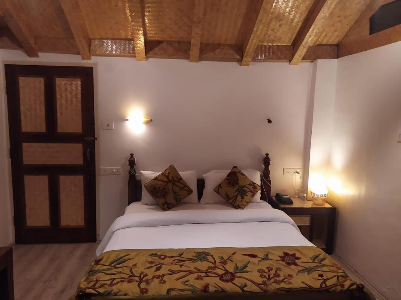 Srinagar Group Of Hotels Exterior photo