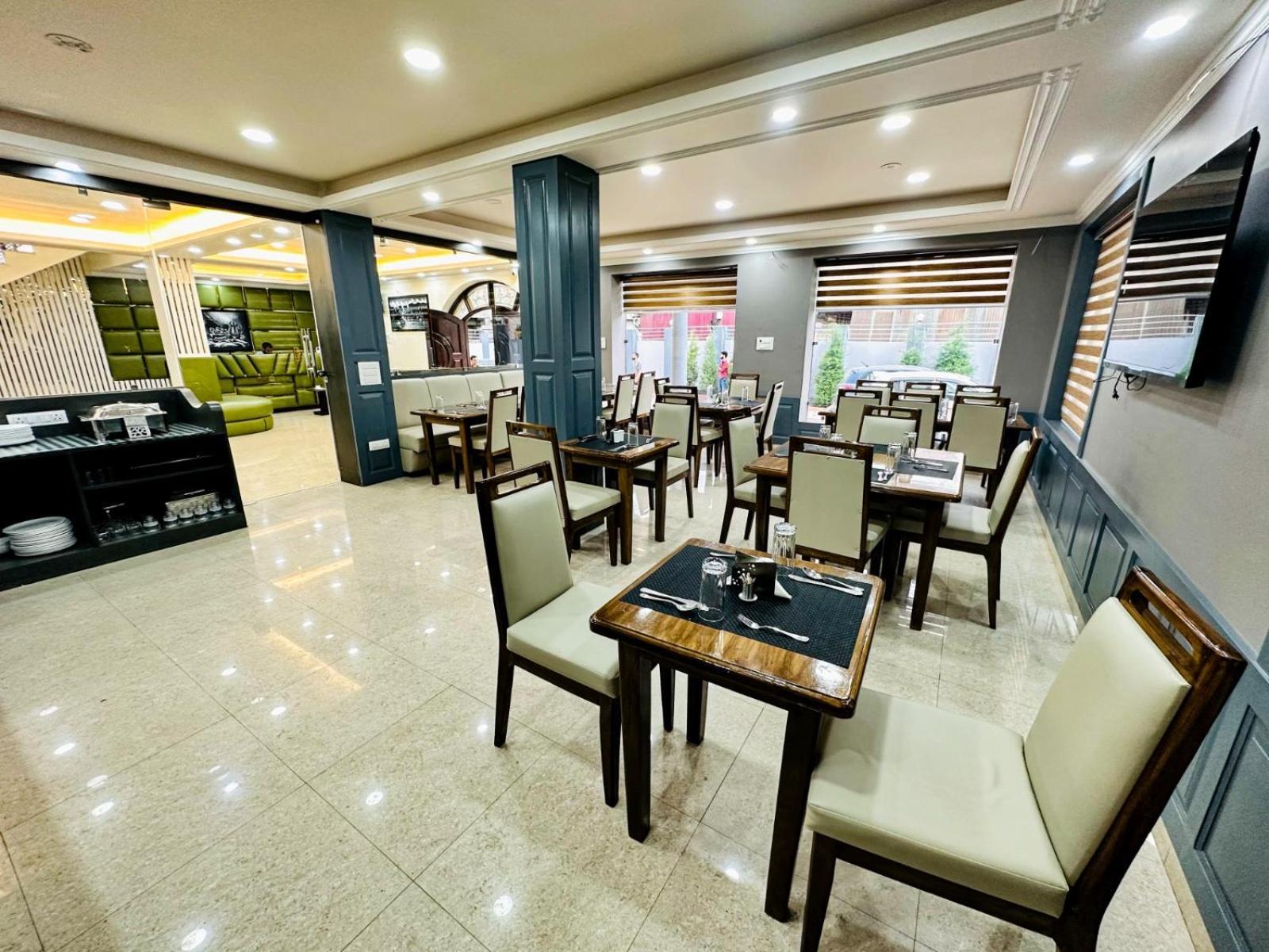 Srinagar Group Of Hotels Exterior photo